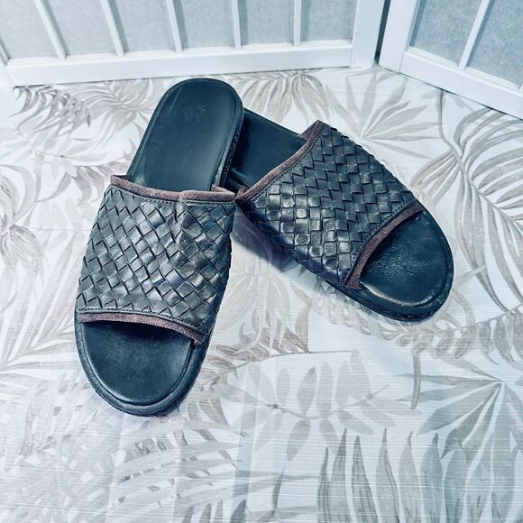 Tommy Bahama Sandals - Picture 11 of 12